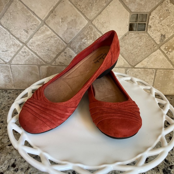 Clarks Bendables Deep Orange Rust Suede Leather Flats EUC - Picture 3 of 16